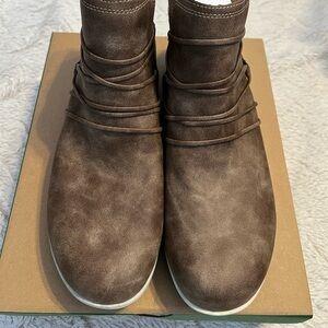 New in Box JBU by Jambu Water Resistant Booties Size 12